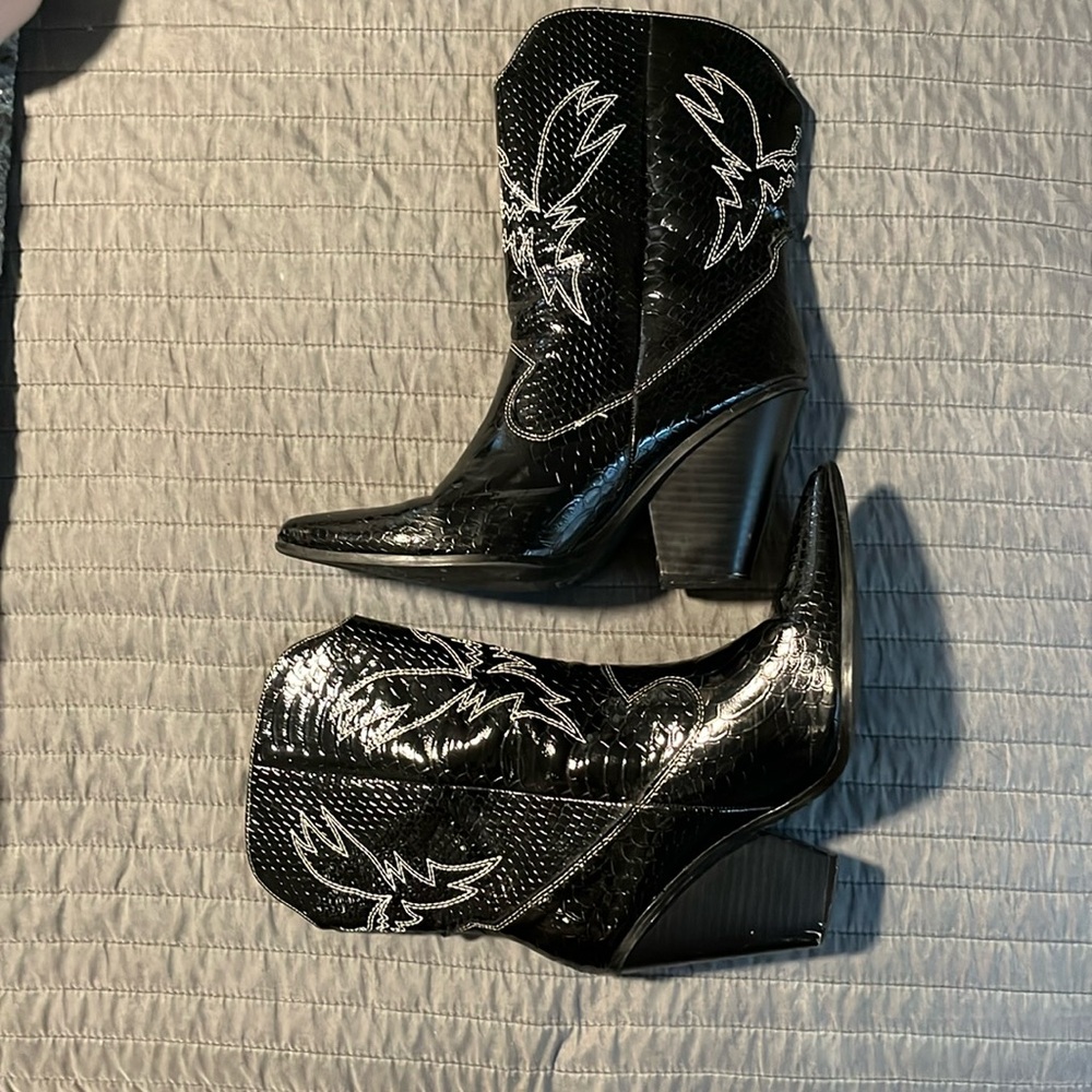 Stylish Black Cowboy Boots with Embroidered Design size 40